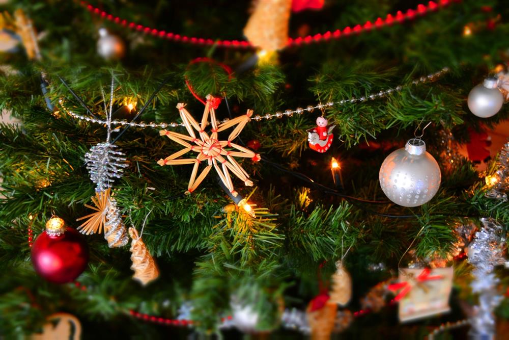 ein Weihnachtsbaum mit Ornamenten und Lichtern
